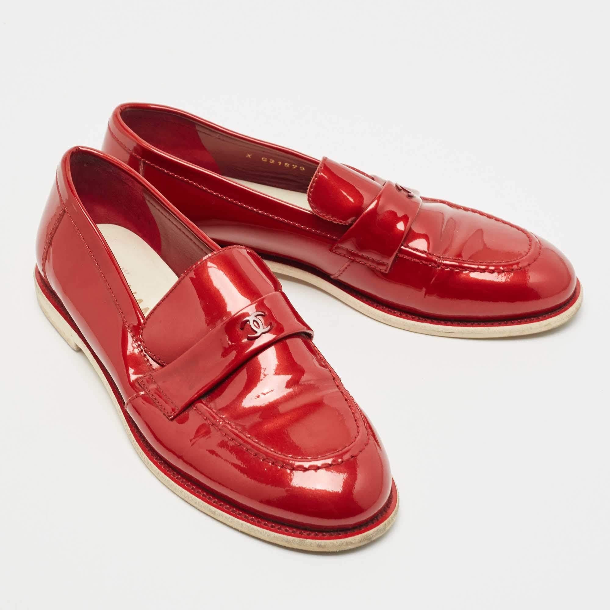 Chanel Red Patent Leather CC Loafers Size 37.5 In Good Condition In Dubai, Al Qouz 2