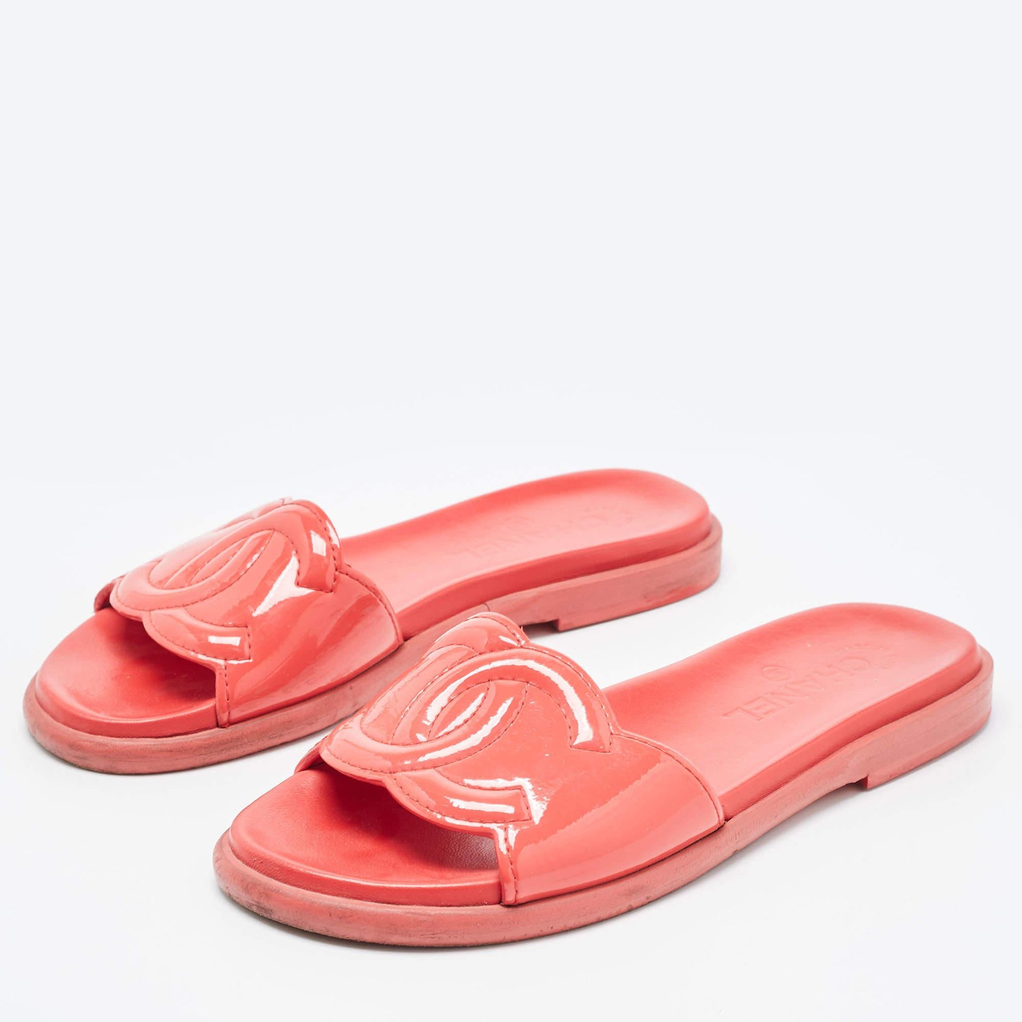 Women's Chanel Red Patent Leather CC Slides Size 37 For Sale