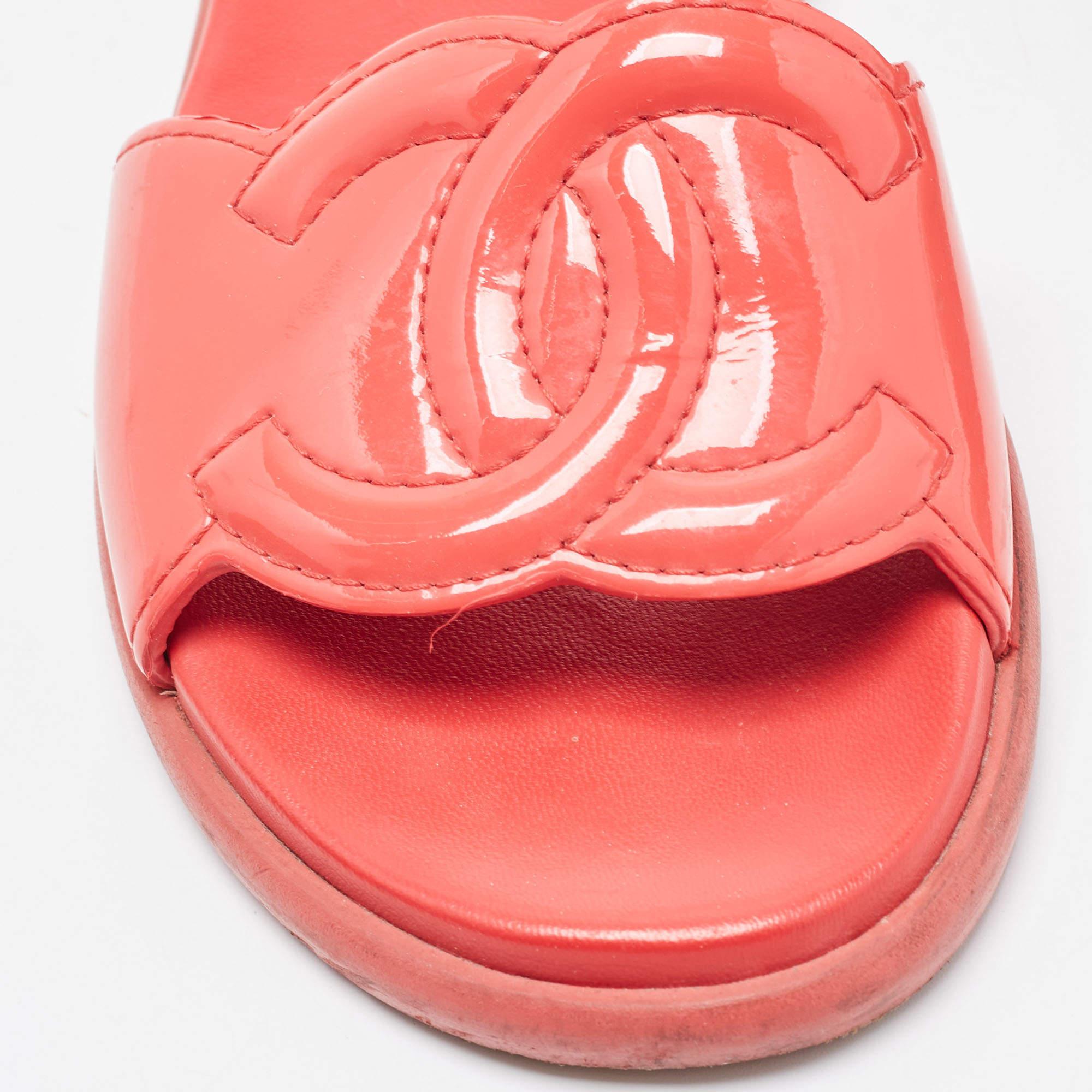Chanel Red Patent Leather CC Slides Size 37 For Sale 4