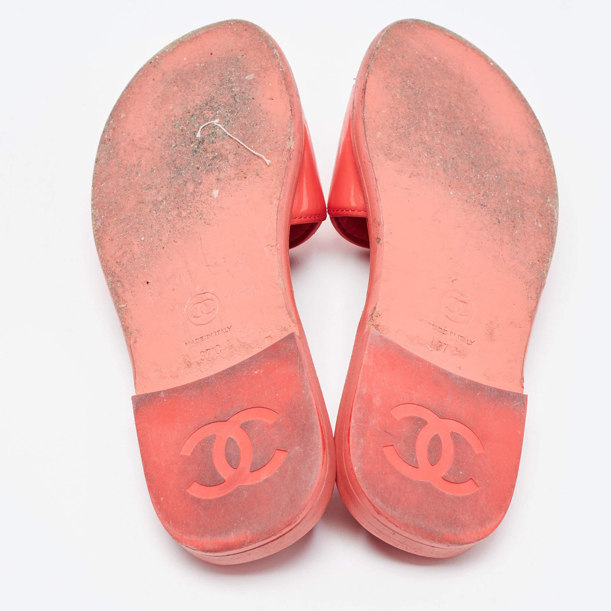 Chanel Red Patent Leather CC Slides Size 37 For Sale 5