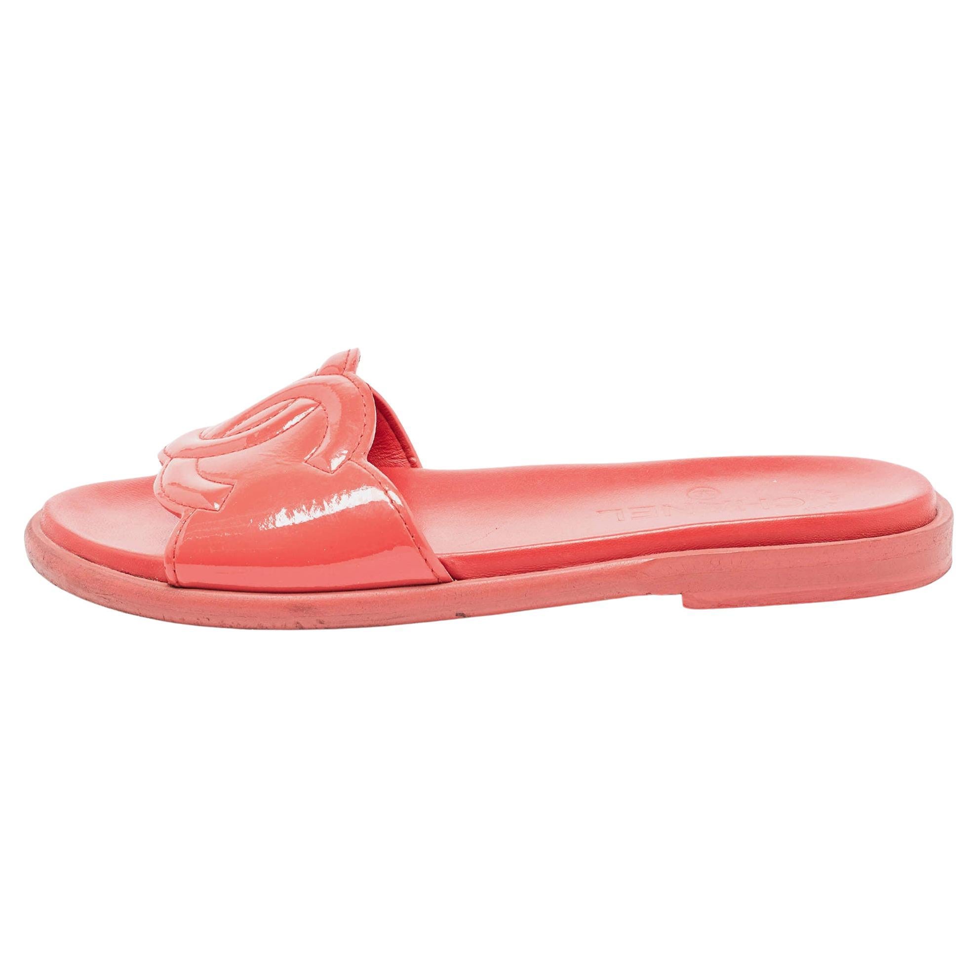 Chanel Red Patent Leather CC Slides Size 37 For Sale