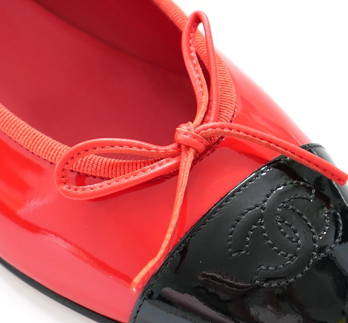 Rouge Chanel - Ballerines CC en cuir verni rouge en vente