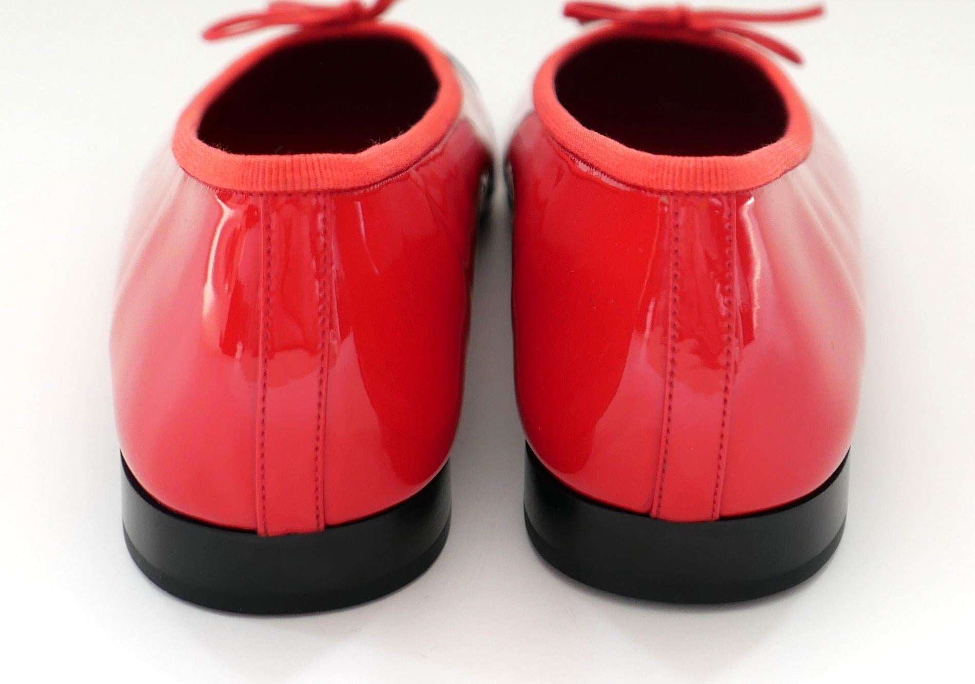 Chanel - Ballerines CC en cuir verni rouge Neuf - En vente à London, GB
