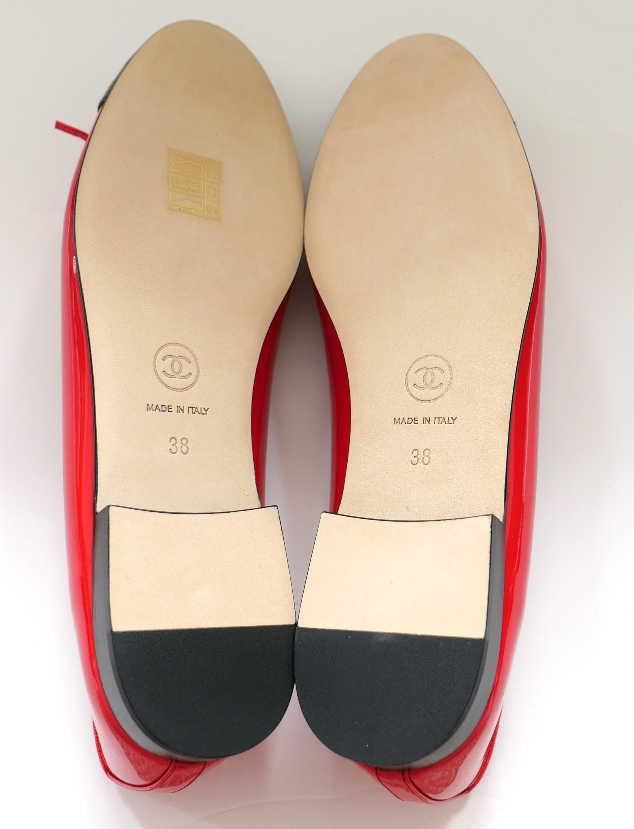 Chanel - Ballerines CC en cuir verni rouge en vente 2