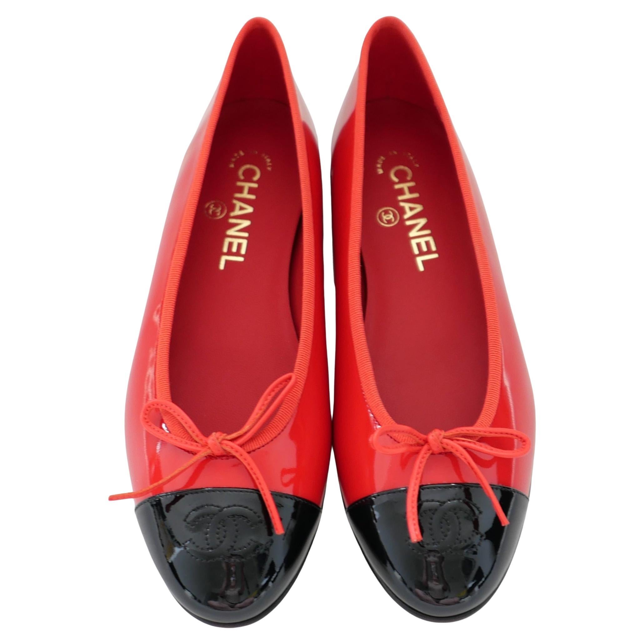 Chanel - Ballerines CC en cuir verni rouge en vente