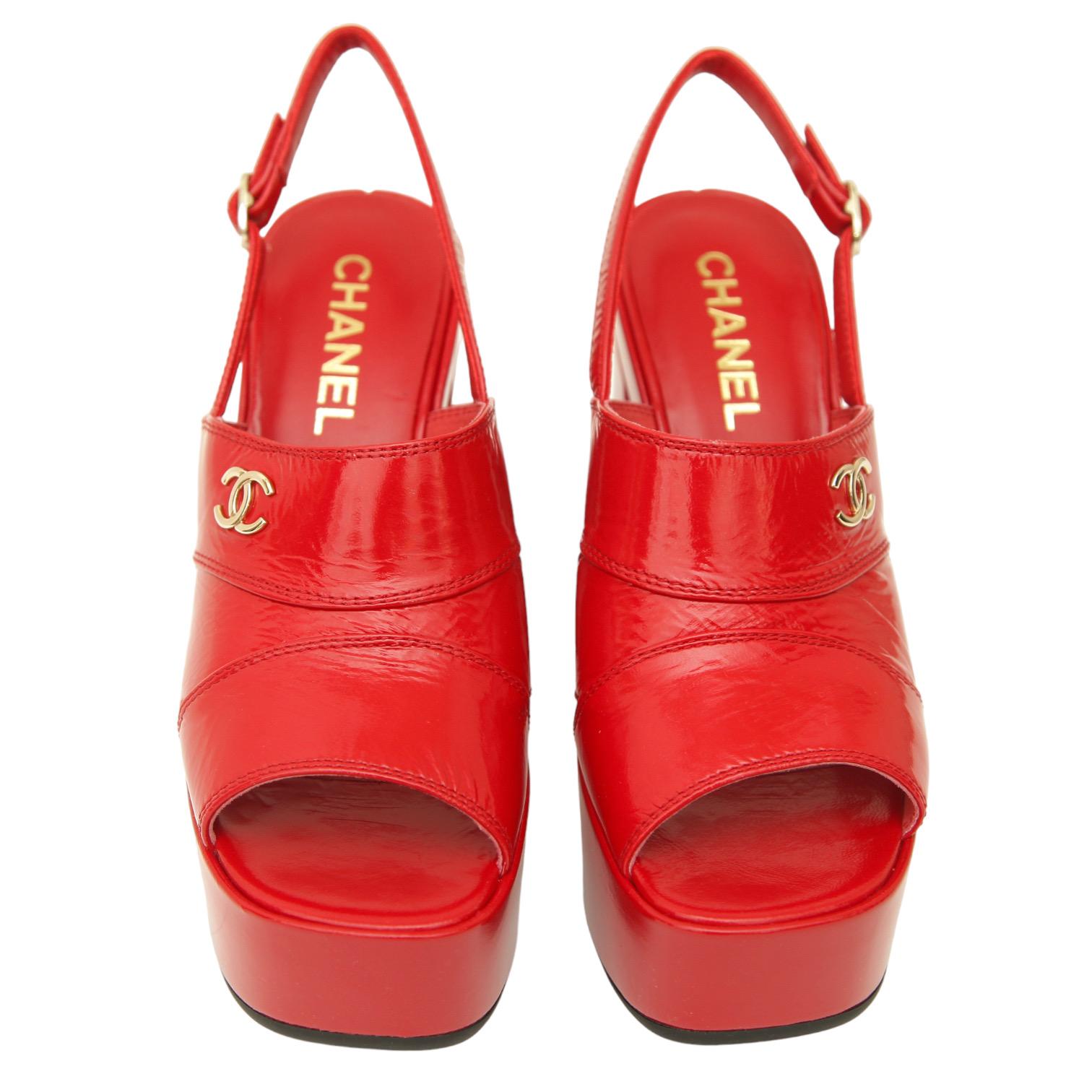 CHANEL Red Patent Leather Platform Sandals Gold HW Sz 38 RUNWAY 2023 BNIB In New Condition In Hollywood, FL