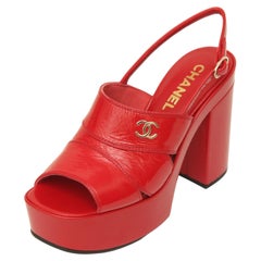 CHANEL - Sandales à plateforme en cuir verni rouge, or, taille 38, défilé BNIB, 2023