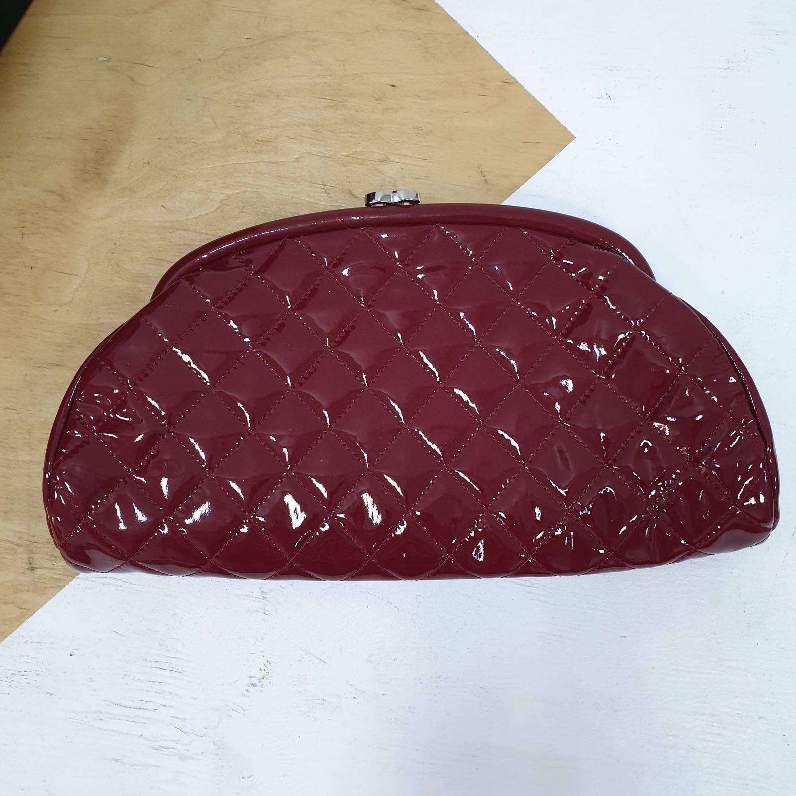 CHANEL clutch patent leather quilted design double cc closure. 
Very good condition. Signs of wear seen on pics
28*16*5 cm
Comes with card.
No box. No dust bag.