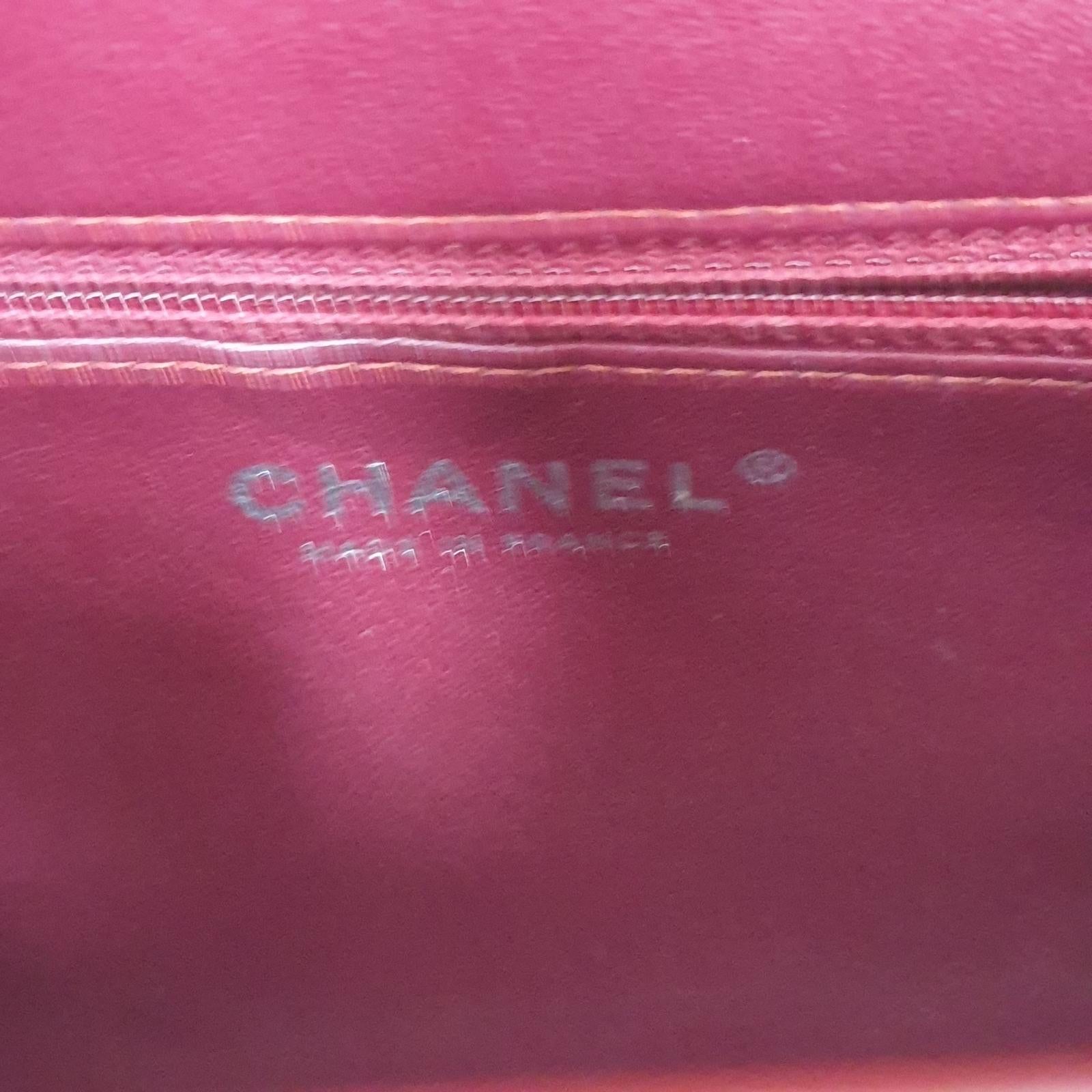CHANEL Red Patent Leather Quilted  CC Closure Purse Clutch  In Good Condition In Krakow, PL