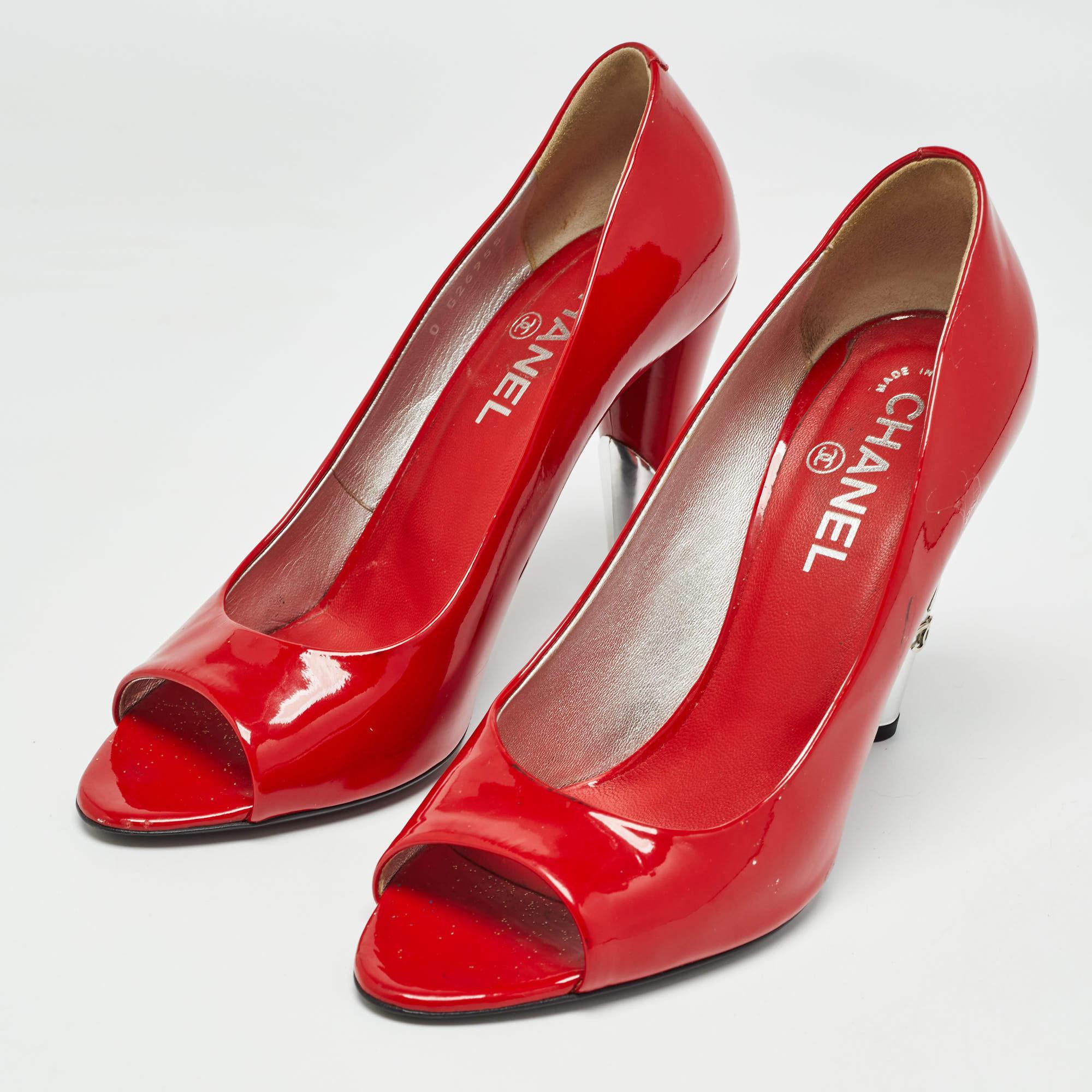 Gift your feet these stunning pumps by Chanel today. Crafted in red patent leather the peep toe pumps are a blend of quality and elegance.

