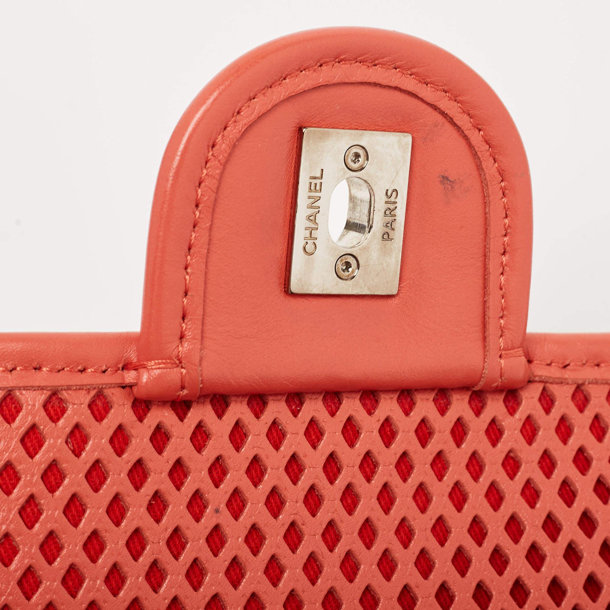 Chanel sac à rabat Up in the Air en cuir perforé rouge 8