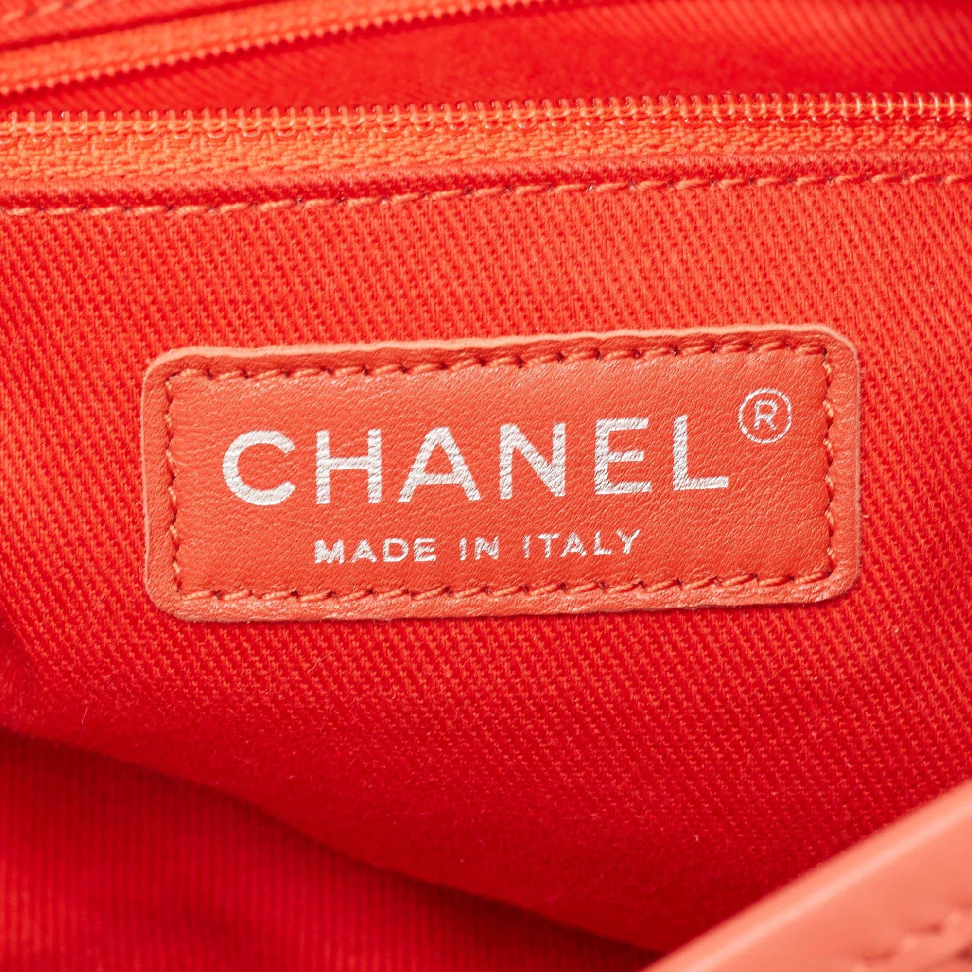 Chanel sac à rabat Up in the Air en cuir perforé rouge 9