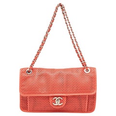Chanel sac à rabat Up in the Air en cuir perforé rouge