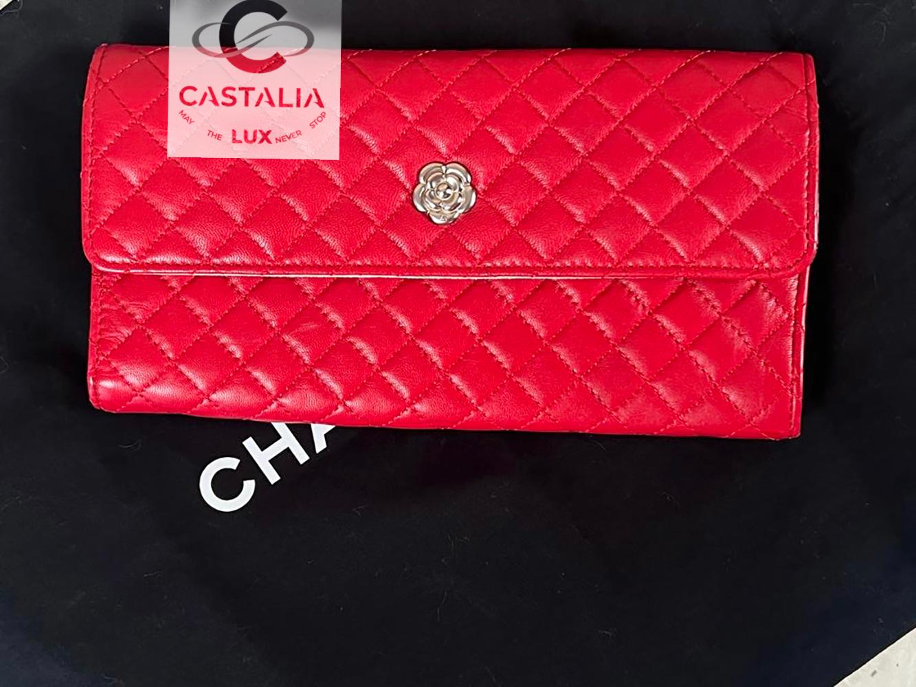 Chanel red quilted CC Camellia Wallet in red lambskin leather.
Only tried once, Condition is pristine.
Size 20 cm wide, 10,5 cm high.