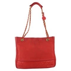 Chanel Rote Tote Bag aus gestepptem Segeltuch x Lammfell mit Goldkette 16cc1029