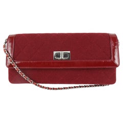 Chanel Rote gesteppte Canvas x Lack Ost West Clutch mit Kette 1112c61
