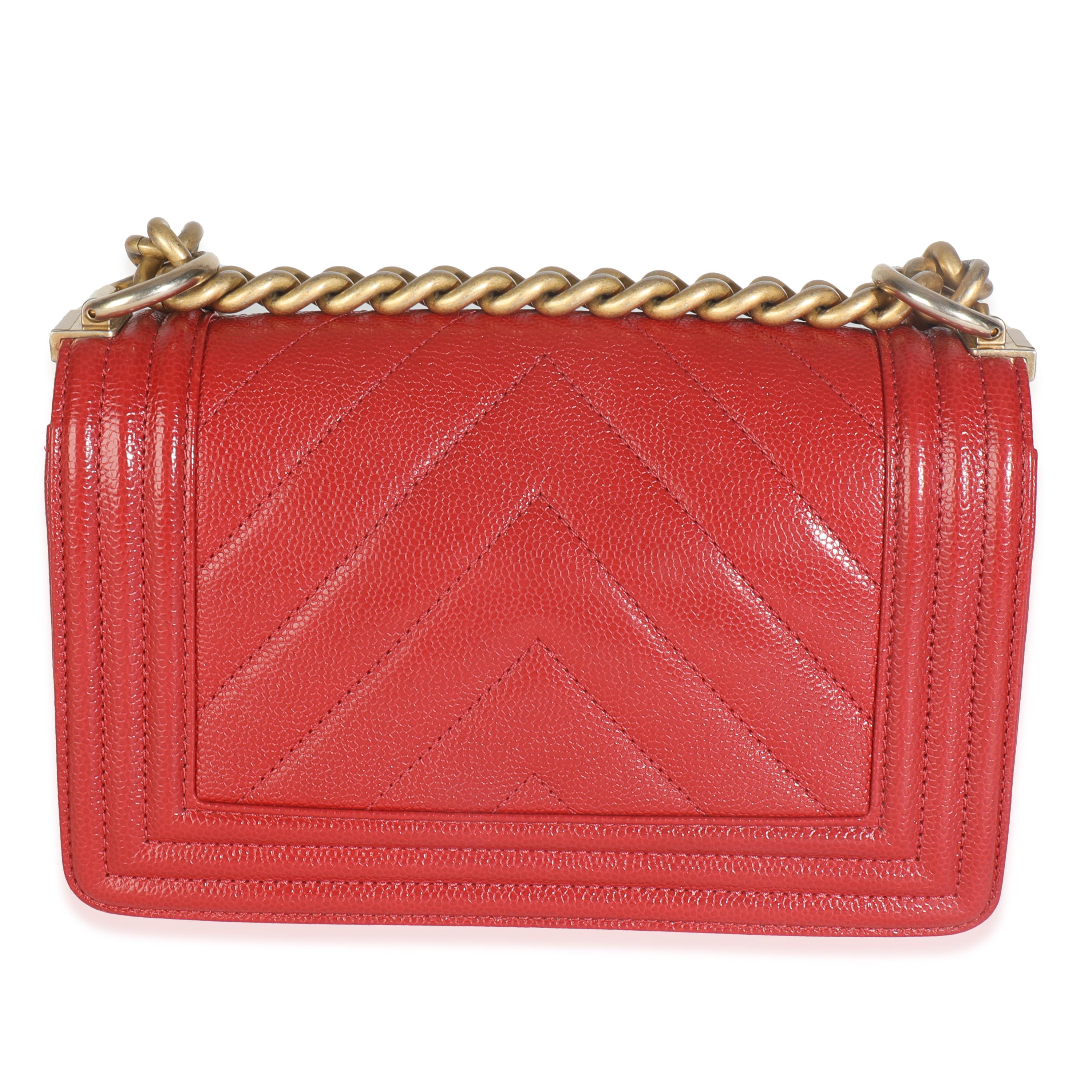Auflistung Titel: Chanel Red Quilted Caviar Chevron Small Boy Bag
SKU: 149169
Zustand: Gebraucht 
Bedingung Beschreibung: Die Boy Tasche von Chanel wurde 2011 eingeführt und ist ein echter Klassiker. Die gesteppte Tasche wurde von dem verstorbenen