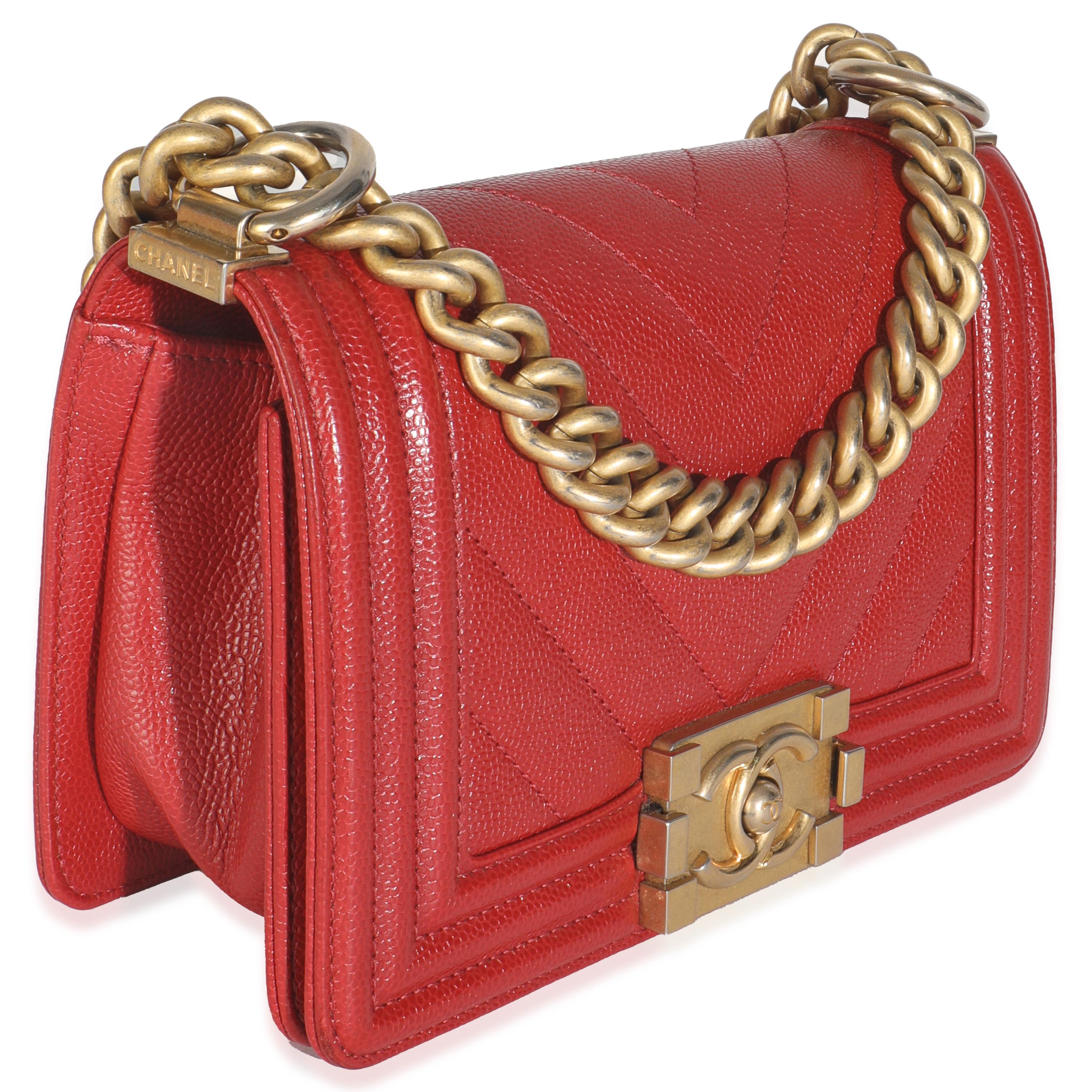 Chanel Rote gesteppte Kaviar Chevron Small Boy Tasche im Zustand „Gut“ im Angebot in New York, NY