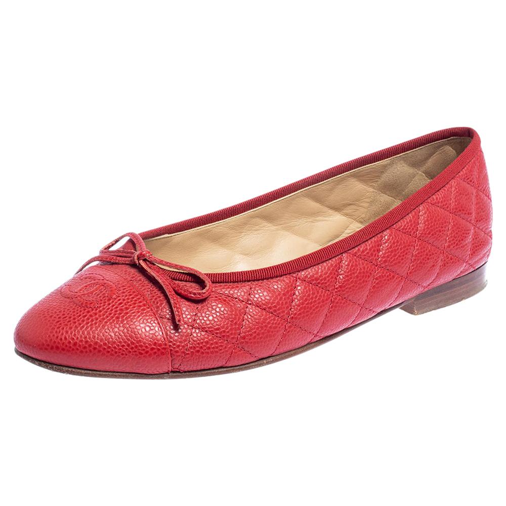 Step out in these stylish and impressive Chanel ballet flats to bring out your fashionable side. Crafted from red-hued quilted caviar leather, the pair features cap toes with stitched CC logo details, bows on the vamps, and durable