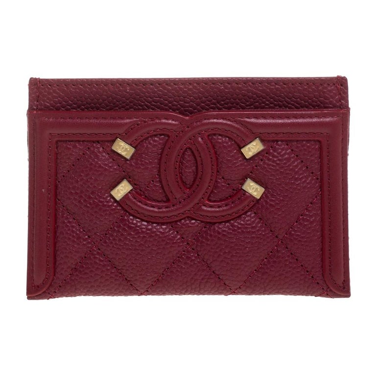 Shipley Menagerry himmelsk Chanel Red Quilted Caviar Leather CC Filigree Card Holder at 1stDibs |  chanel filigree card holder, chanel card holder red