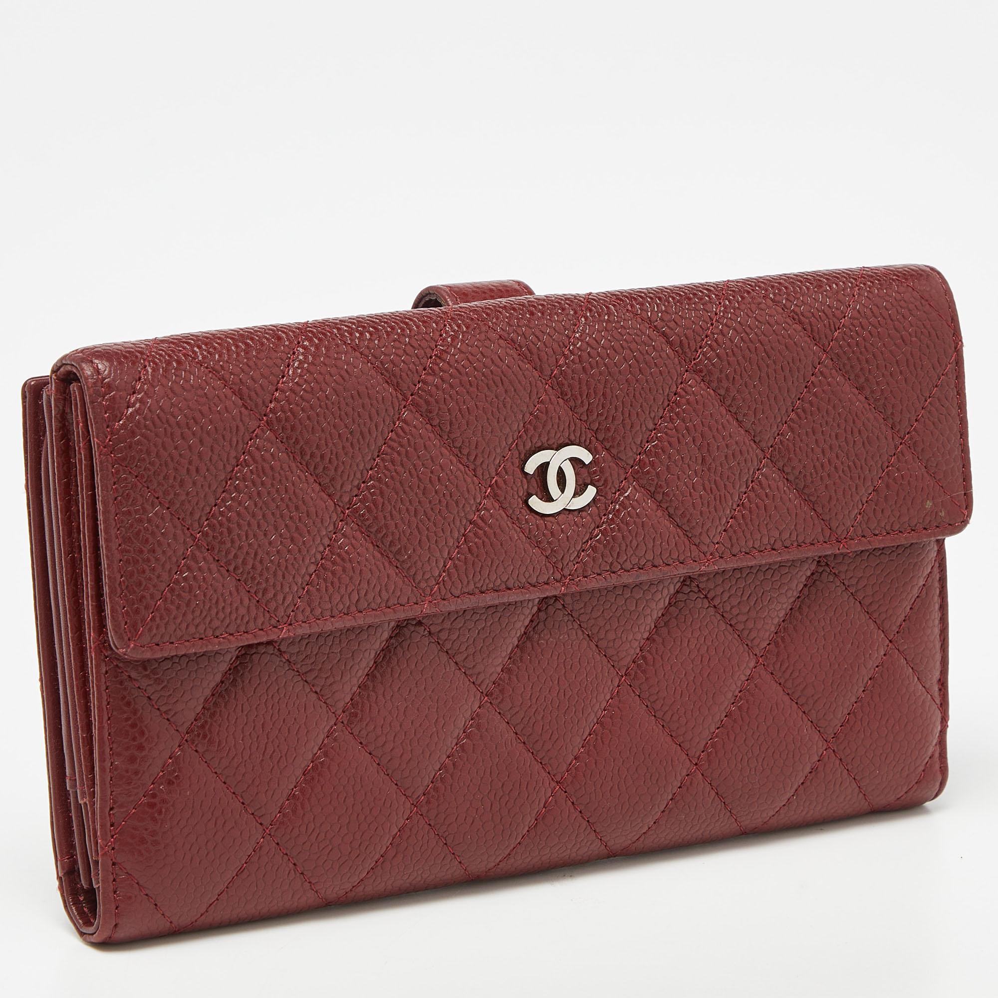 Chanel Rote gesteppte Kaviarleder CC Brieftasche mit Klappe Continental Wallet im Angebot 6