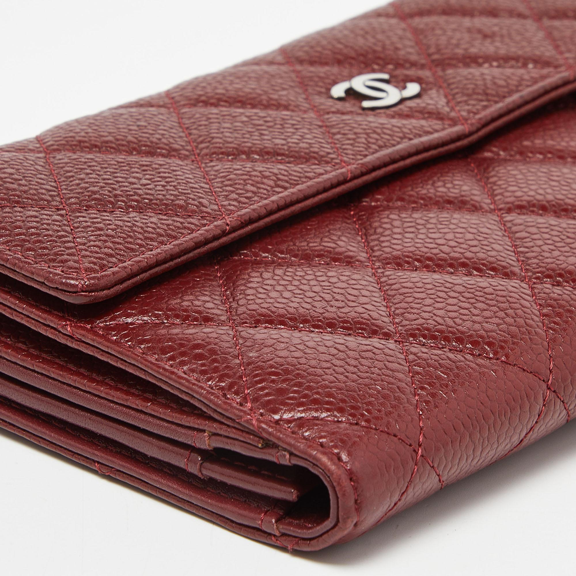 Chanel Rote gesteppte Kaviarleder CC Brieftasche mit Klappe Continental Wallet im Angebot 7