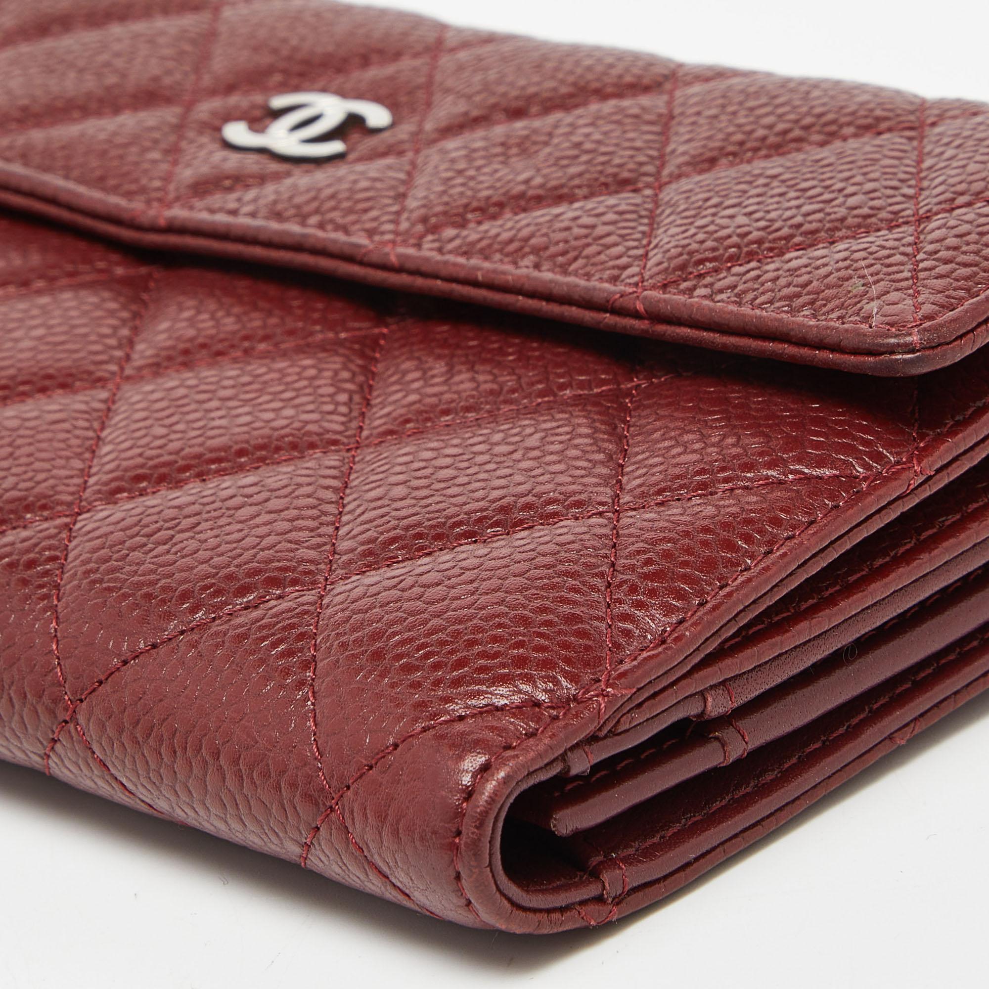 Chanel Rote gesteppte Kaviarleder CC Brieftasche mit Klappe Continental Wallet im Angebot 8