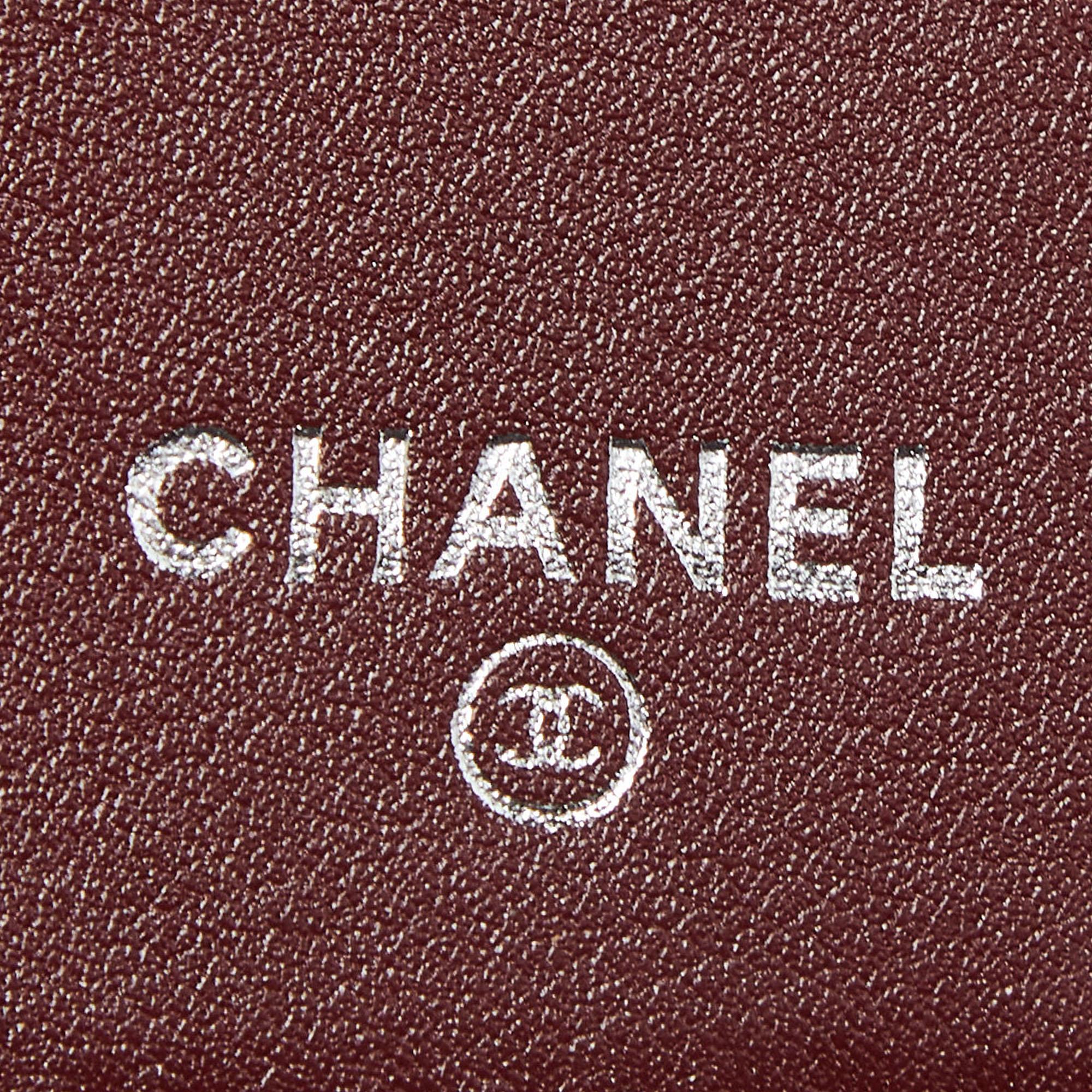 Chanel Rote gesteppte Kaviarleder CC Brieftasche mit Klappe Continental Wallet Damen im Angebot