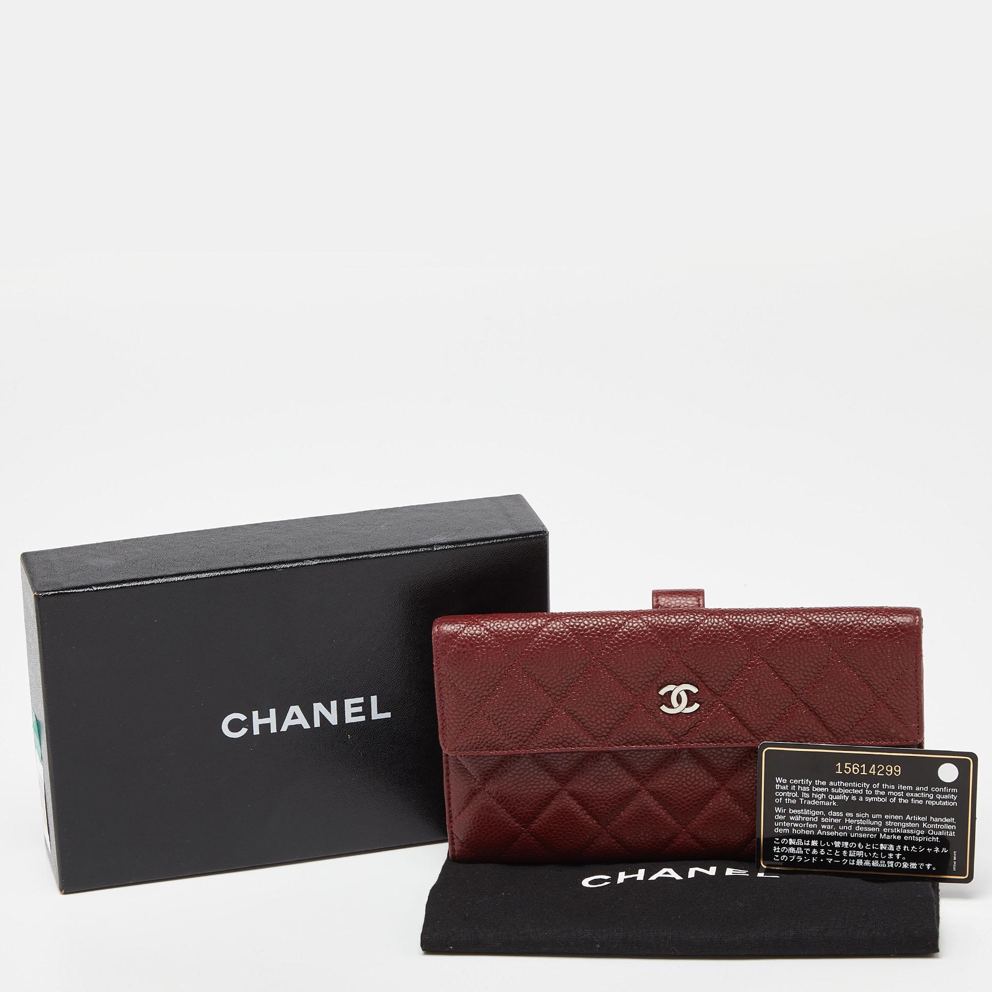 Portefeuille continental à rabat CC en cuir caviar matelassé rouge Chanel en vente 4