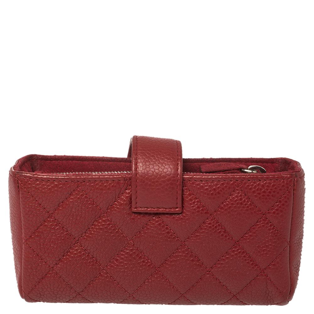 Presenting a phone holder with a fine mixture of charm and utility. This red creation from Chanel is a splendid pick. This pretty piece features a Caviar leather quilted body, CC-detailed flap, and a well-sized interior to carry your