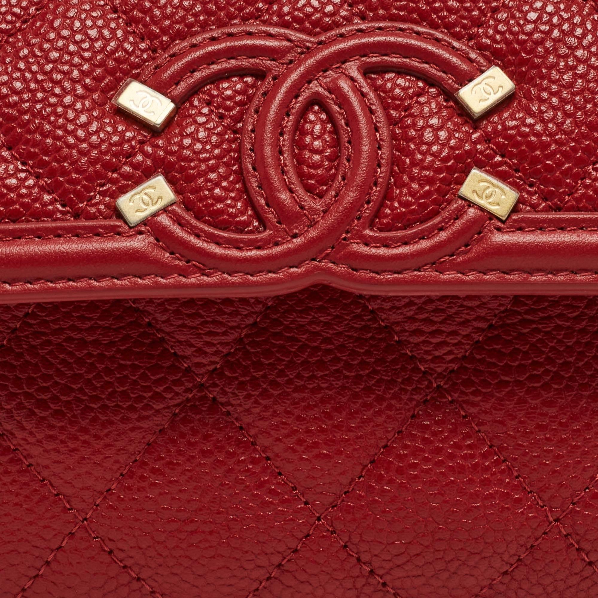 Chanel Red Quilted Caviar Leather Filigree Wallet In Excellent Condition For Sale In Dubai, Al Qouz 2