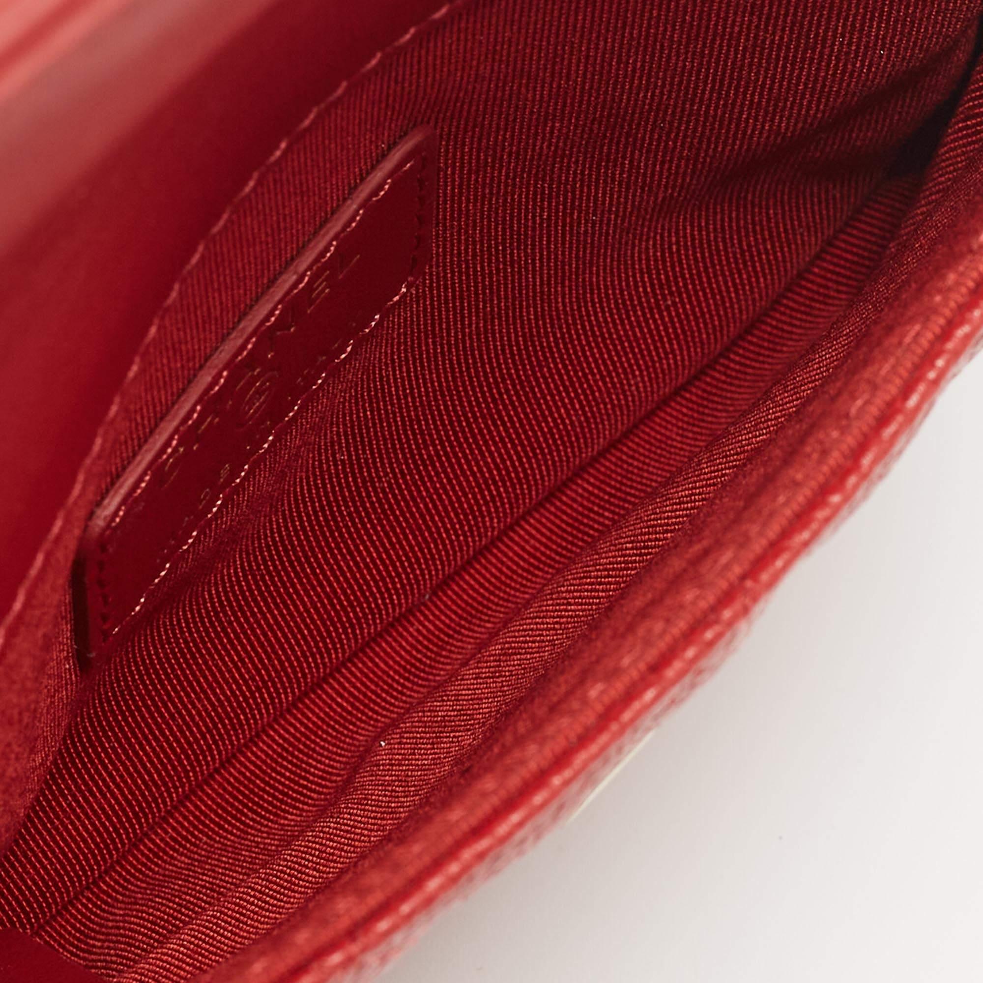 Chanel Rotes filigranes gestepptes Portemonnaie aus Leder in Kaviar im Angebot 4