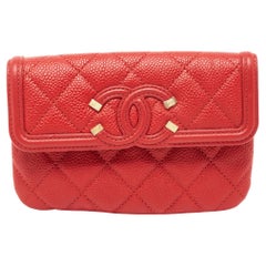 Chanel Rotes filigranes gestepptes Portemonnaie aus Leder in Kaviar