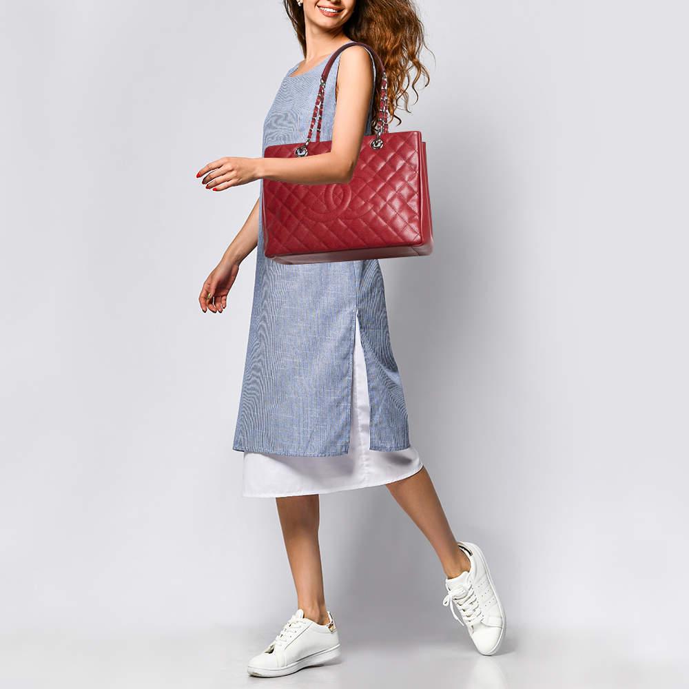 Know to create stylish  sophisticated  and timeless designs  this is a brand worth investing in. The bags that come from this labels atelier are exquisite. This tote bag is no different. It has been made from quality materials and comes with an