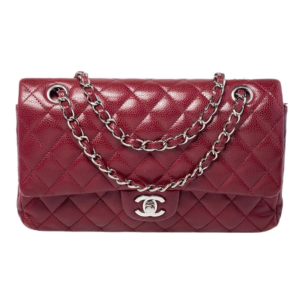 Chanel Sac à double rabat classique moyen en cuir caviar matelassé rouge