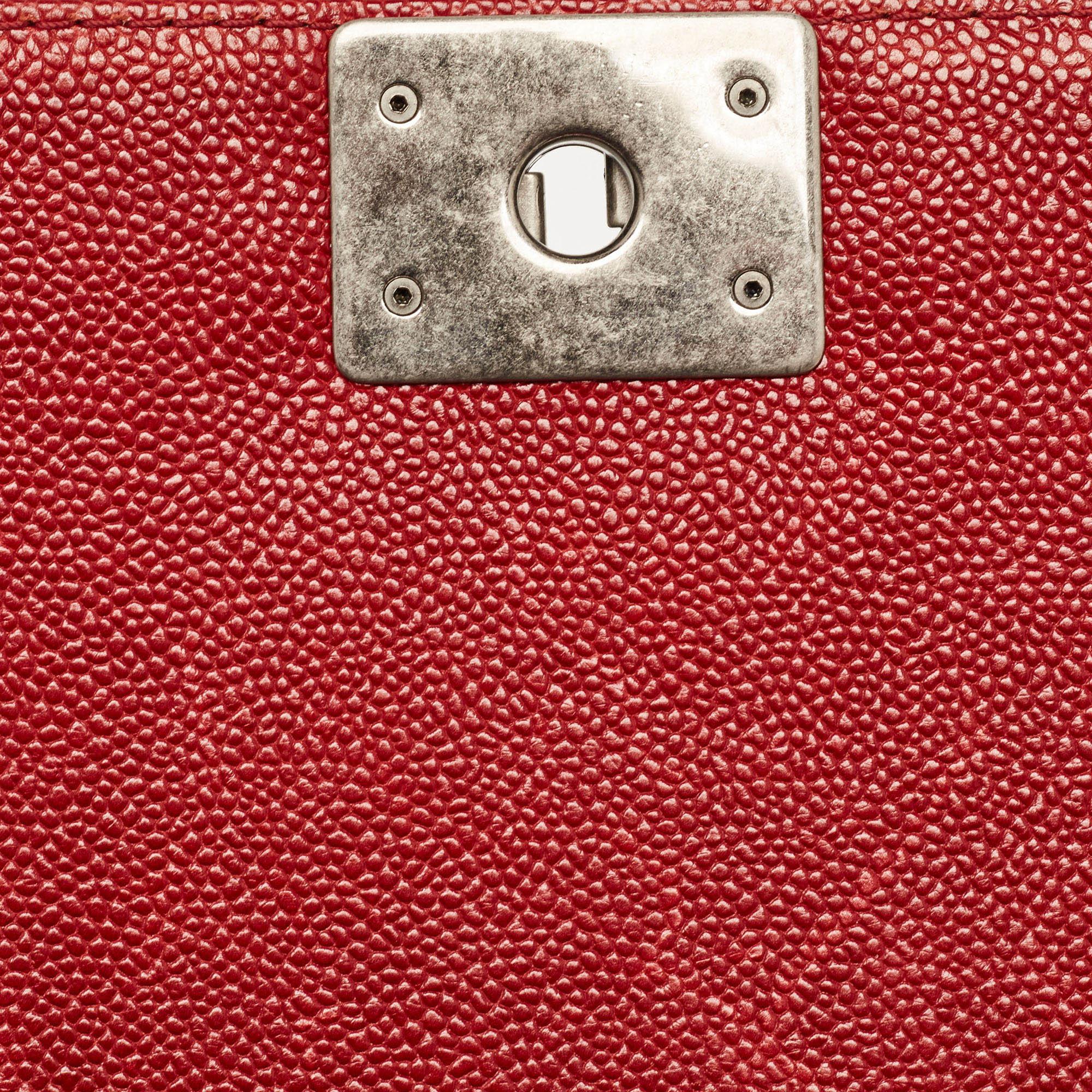 Chanel Rote gesteppte Kaviarleder- Boy Bag aus Leder, neu Medium im Angebot 6