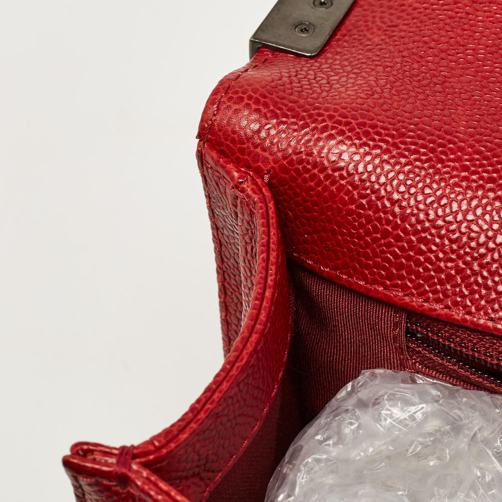 Chanel Rote gesteppte Kaviarleder- Boy Bag aus Leder, neu Medium im Angebot 7