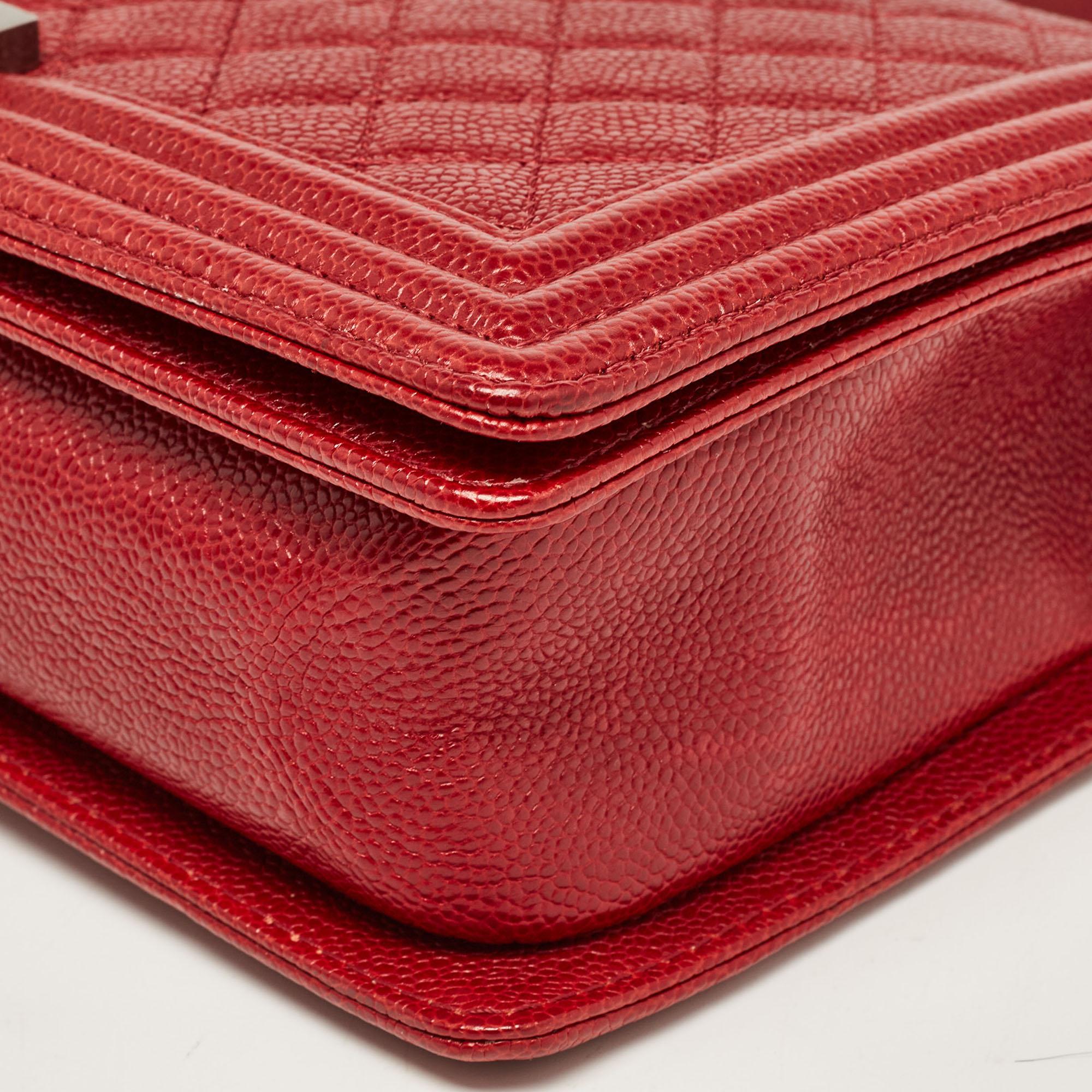 Chanel Rote gesteppte Kaviarleder- Boy Bag aus Leder, neu Medium im Angebot 9