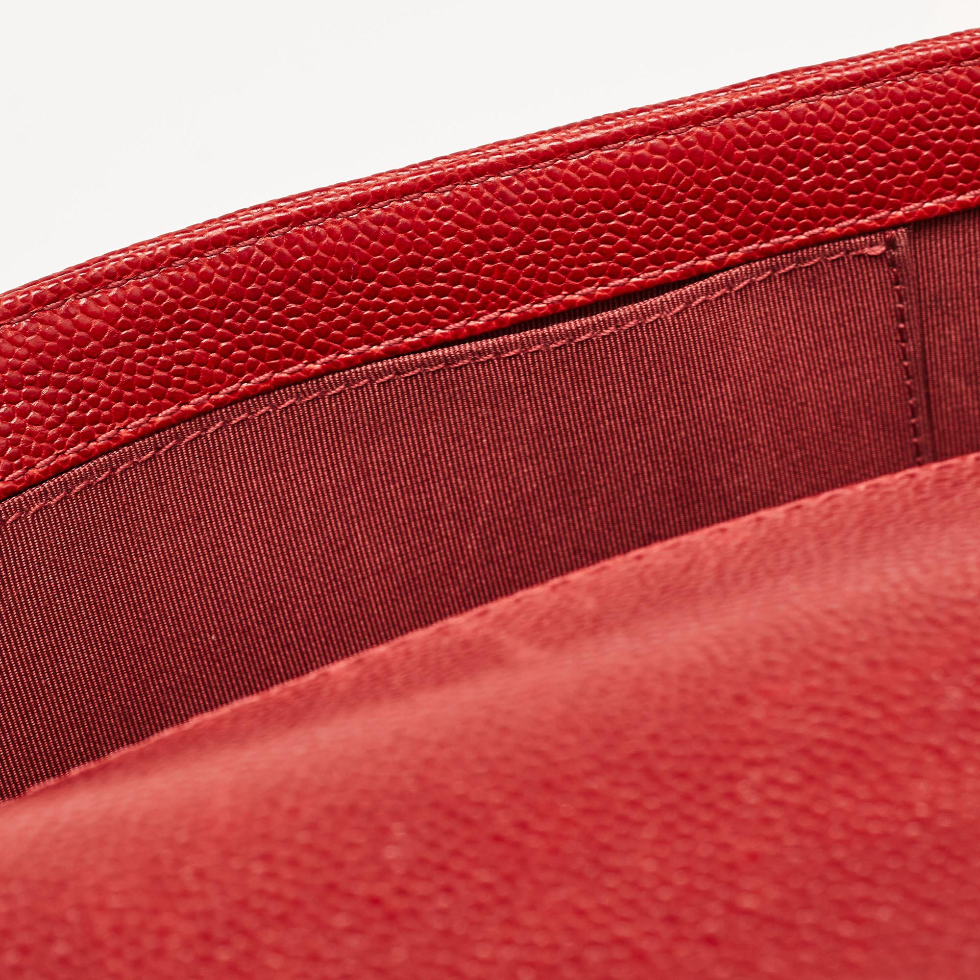 Chanel Rote gesteppte Kaviarleder- Boy Bag aus Leder, neu Medium im Angebot 10