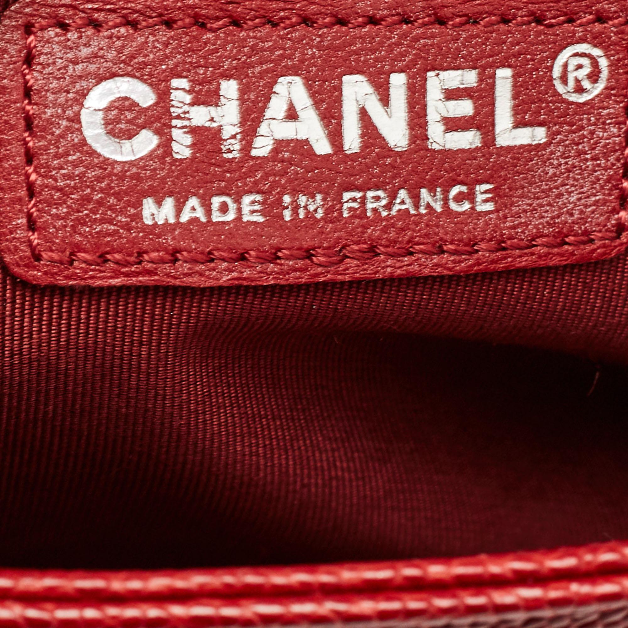 Chanel Rote gesteppte Kaviarleder- Boy Bag aus Leder, neu Medium im Angebot 12