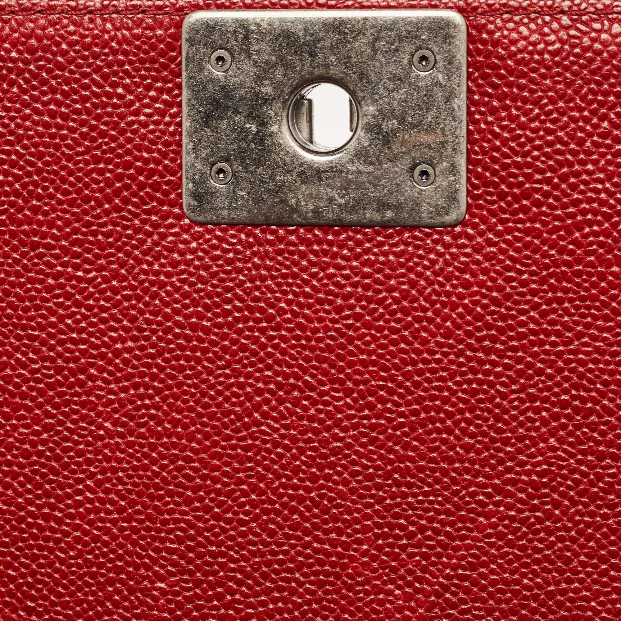 Chanel Rote gesteppte Kaviarleder- Boy Bag aus Leder, neu Medium im Angebot 13