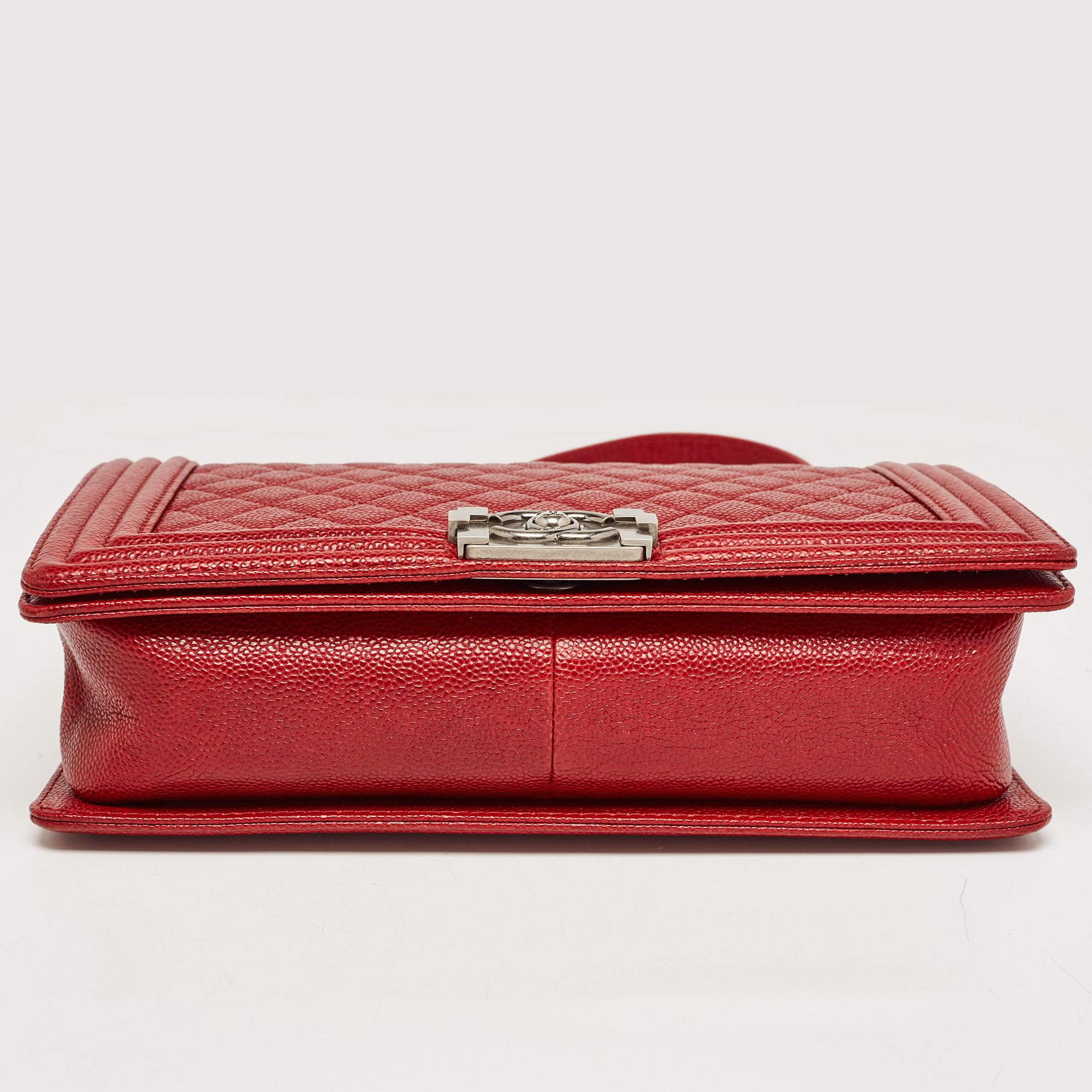 Chanel Rote gesteppte Kaviarleder- Boy Bag aus Leder, neu Medium im Angebot 14