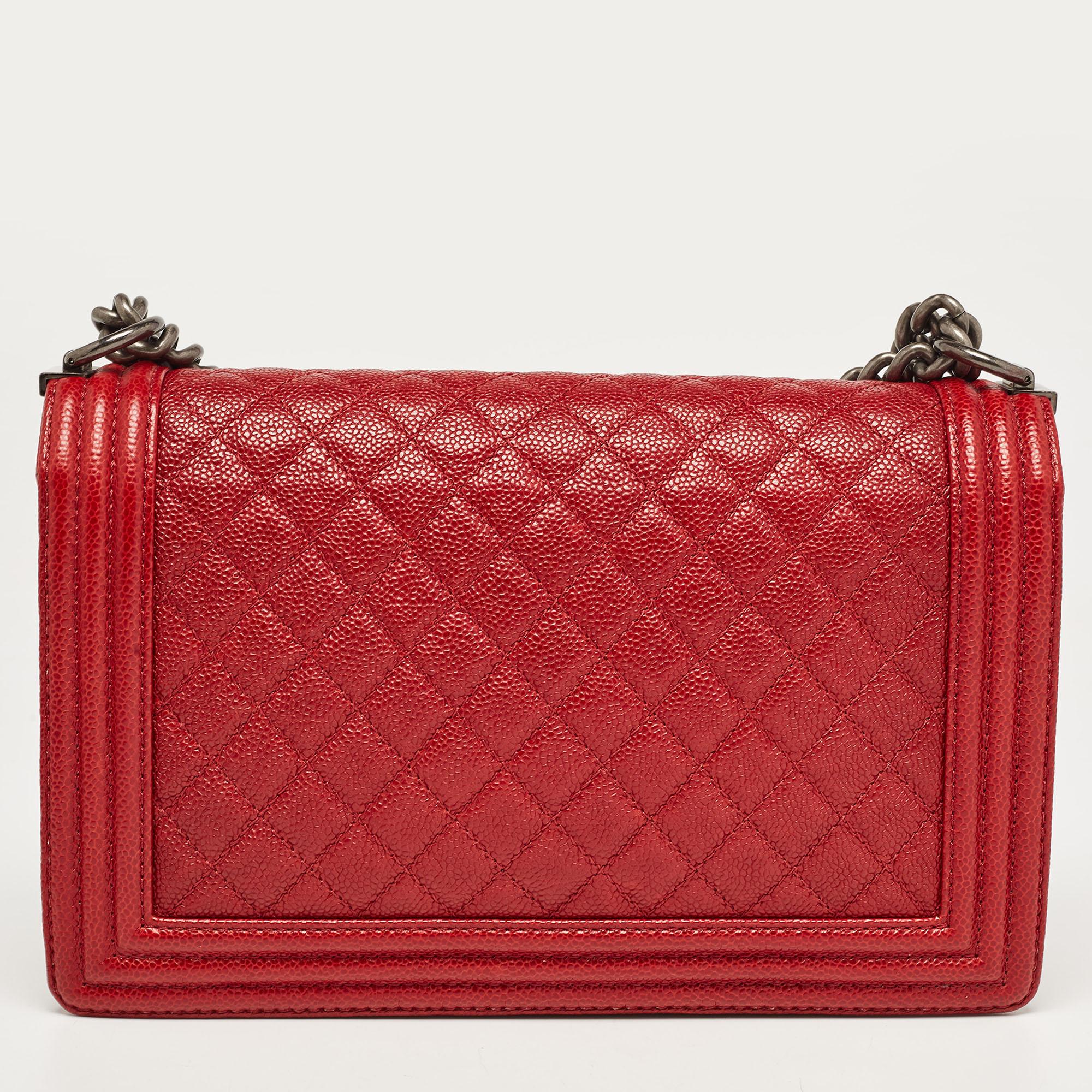 Chanel Rote gesteppte Kaviarleder- Boy Bag aus Leder, neu Medium im Angebot 15