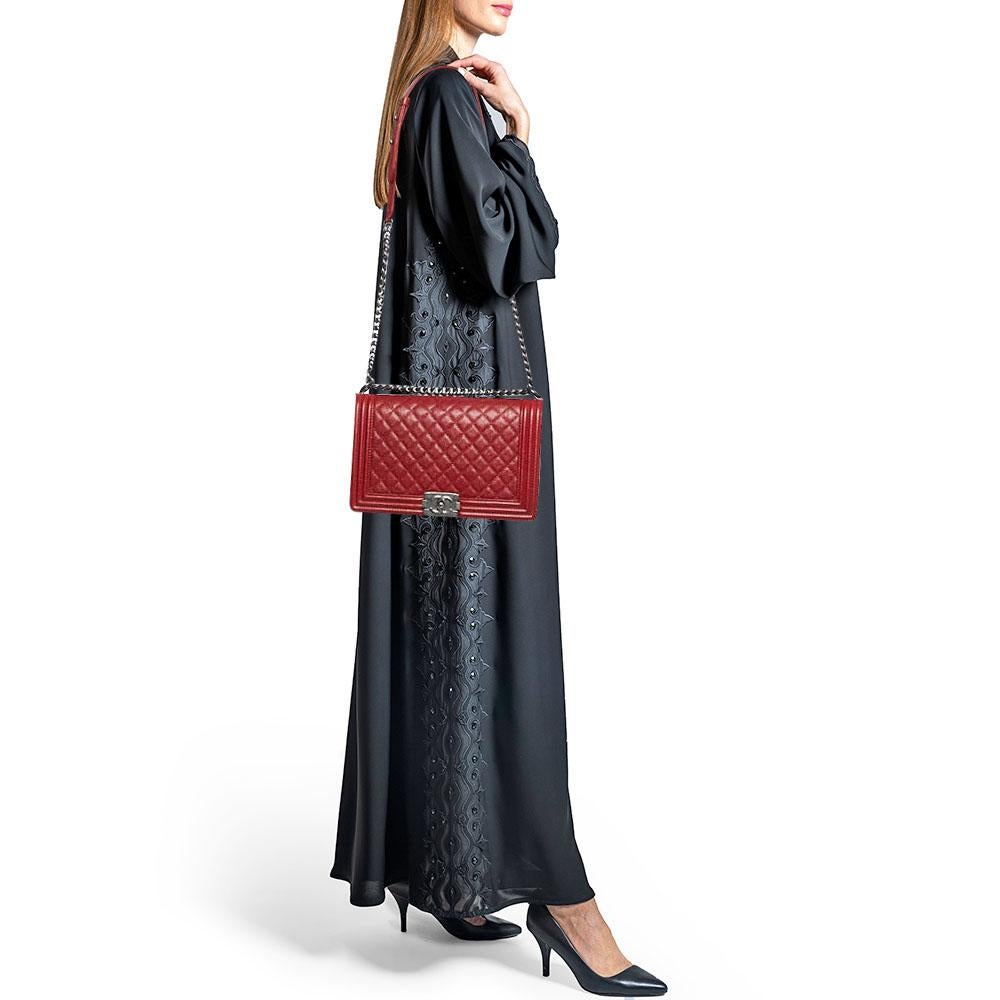 Chanel Rote gesteppte Kaviarleder- Boy Bag aus Leder, neu Medium im Zustand „Gut“ im Angebot in Dubai, Al Qouz 2