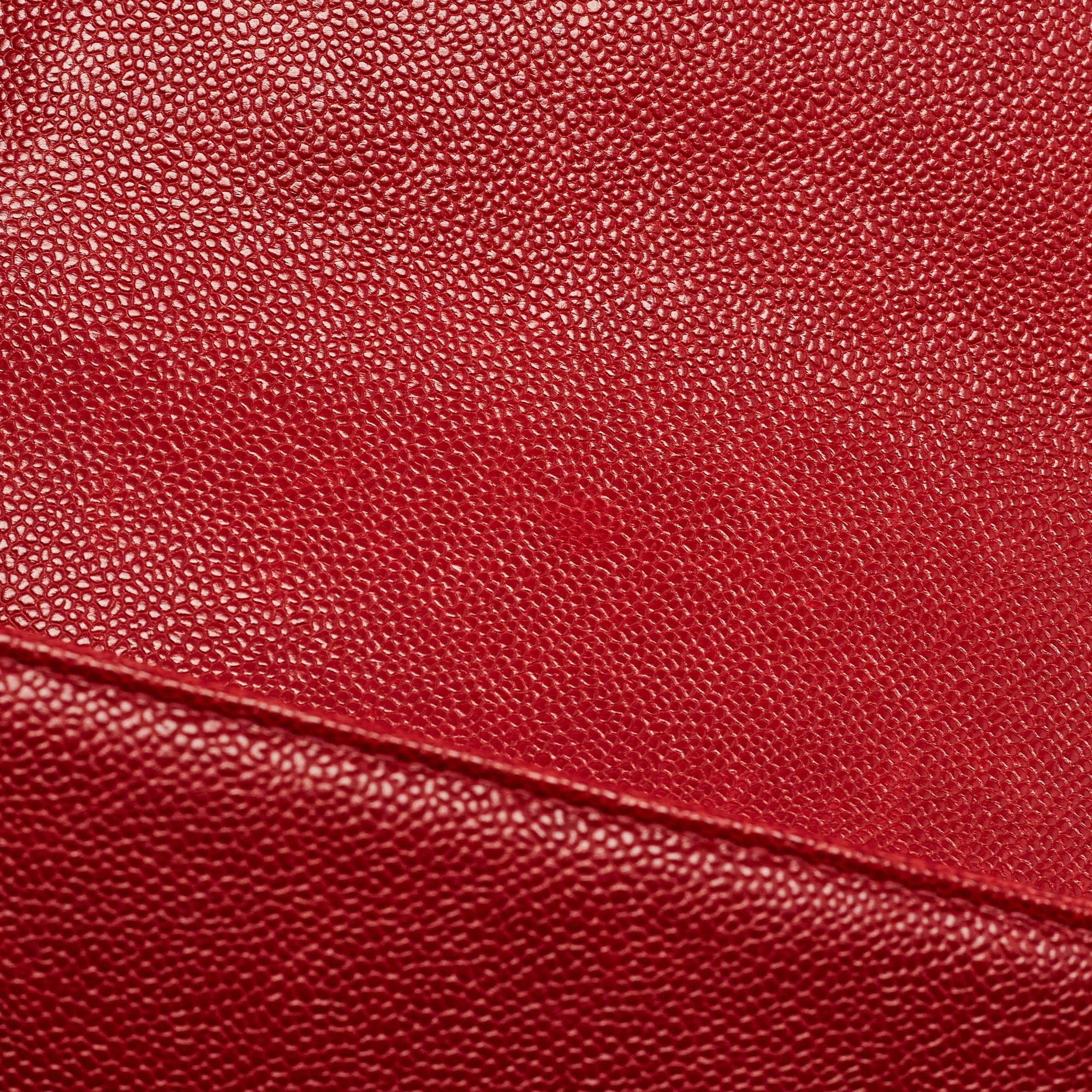 Chanel Rote gesteppte Kaviarleder- Boy Bag aus Leder, neu Medium Damen im Angebot