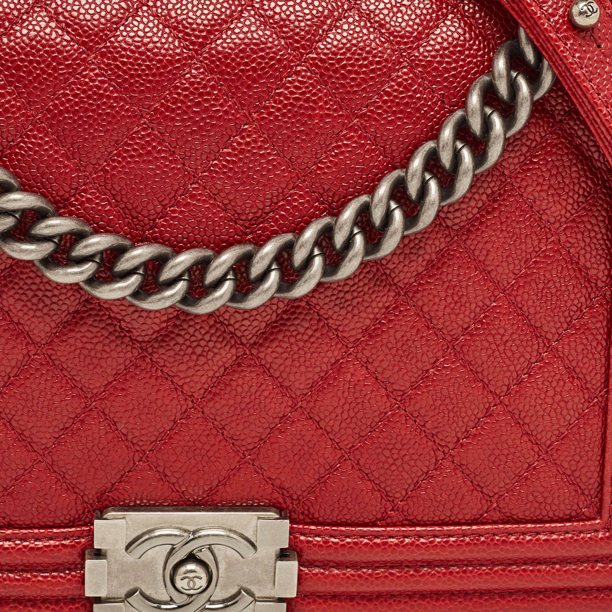 Chanel Rote gesteppte Kaviarleder- Boy Bag aus Leder, neu Medium im Angebot 1