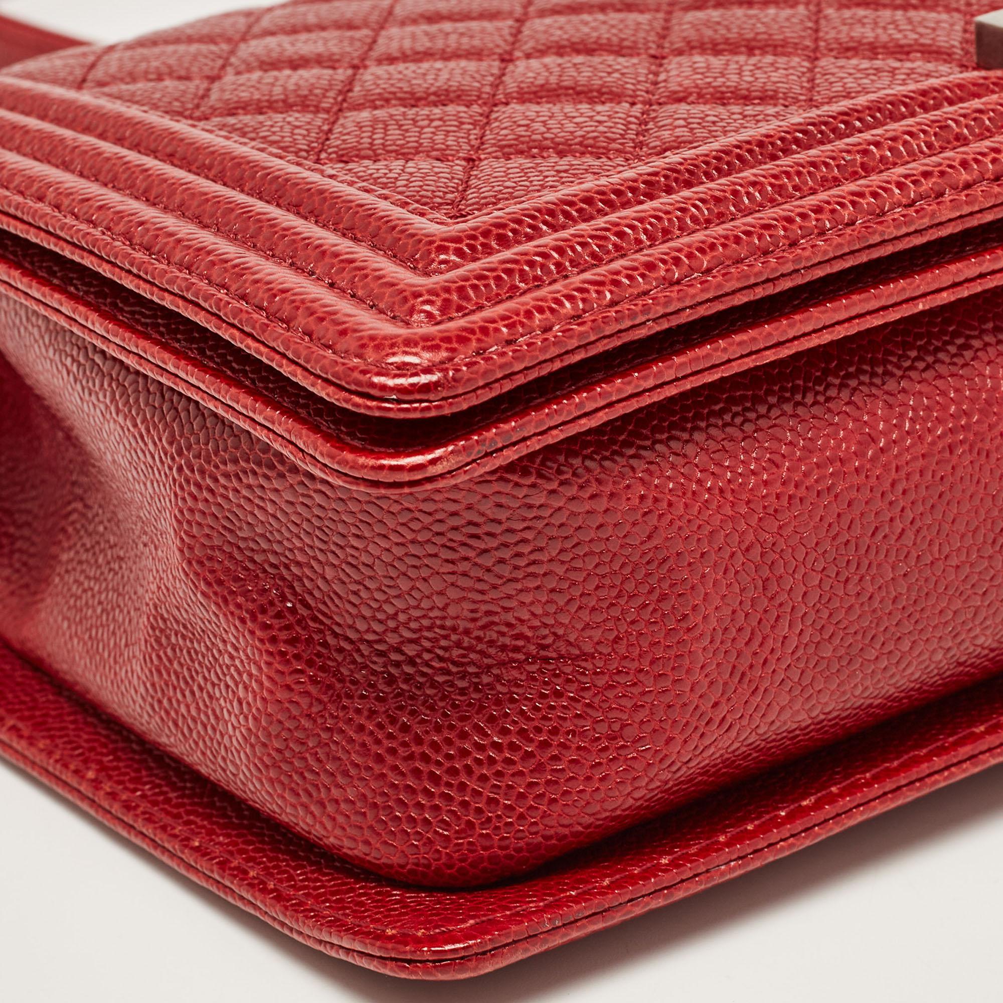 Chanel Rote gesteppte Kaviarleder- Boy Bag aus Leder, neu Medium im Angebot 2