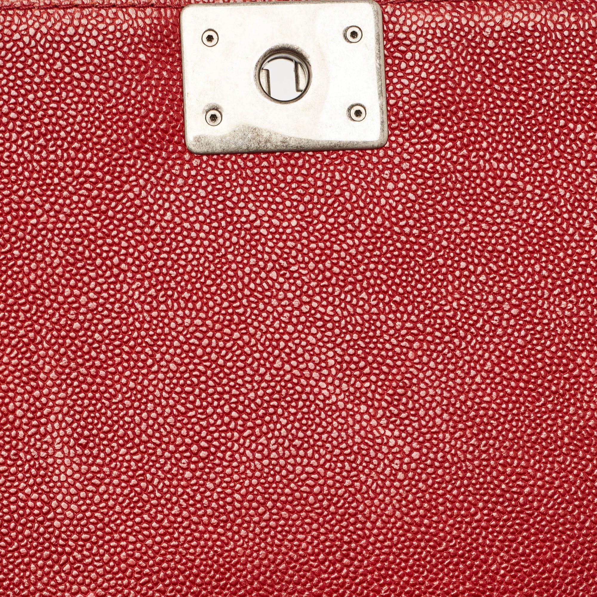 Chanel Rote gesteppte Kaviarleder- Boy Bag aus Leder, neu Medium im Angebot 5