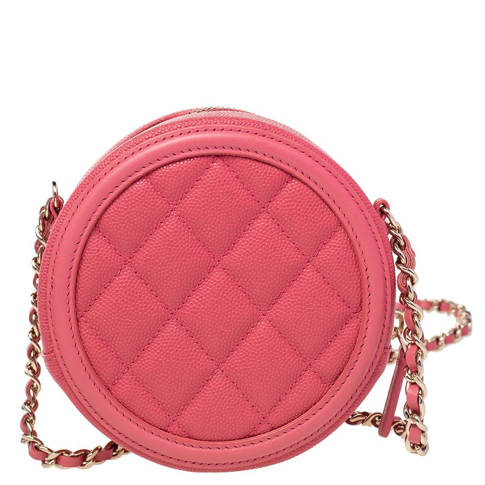 It really does take a few seconds to believe that there could be anything as chic as this bag from Chanel! The bag is perfect for your fashion arsenal, bringing along the iconic CC logo on the exterior, an interwoven leather chain strap, and the