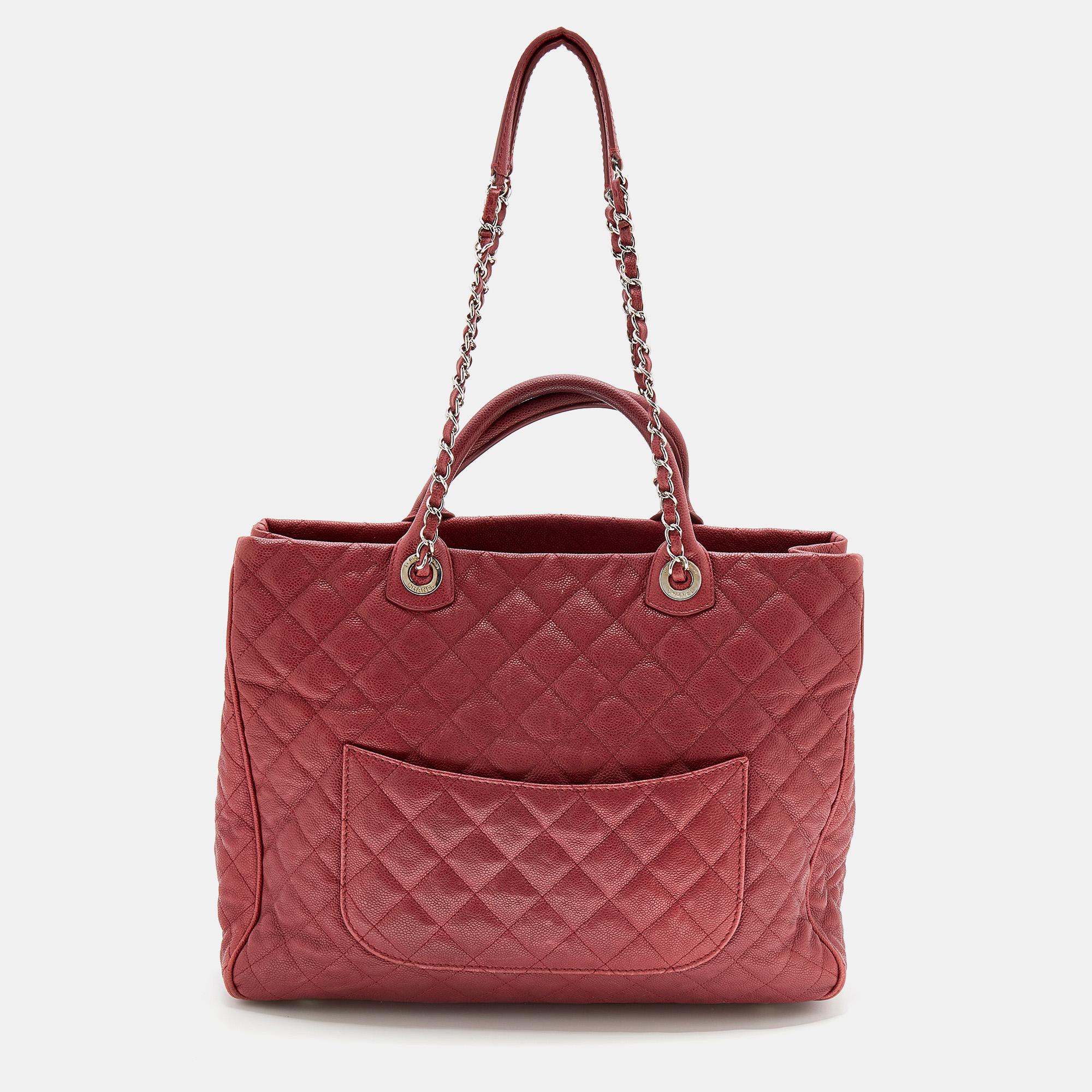 This pre-owned Chanel Shiva tote is a timeless piece that can last you season after season. This bag is made of quilted Caviar leather and will effortlessly accompany you to work and after. It has a red shade, front logo detail, different handles,